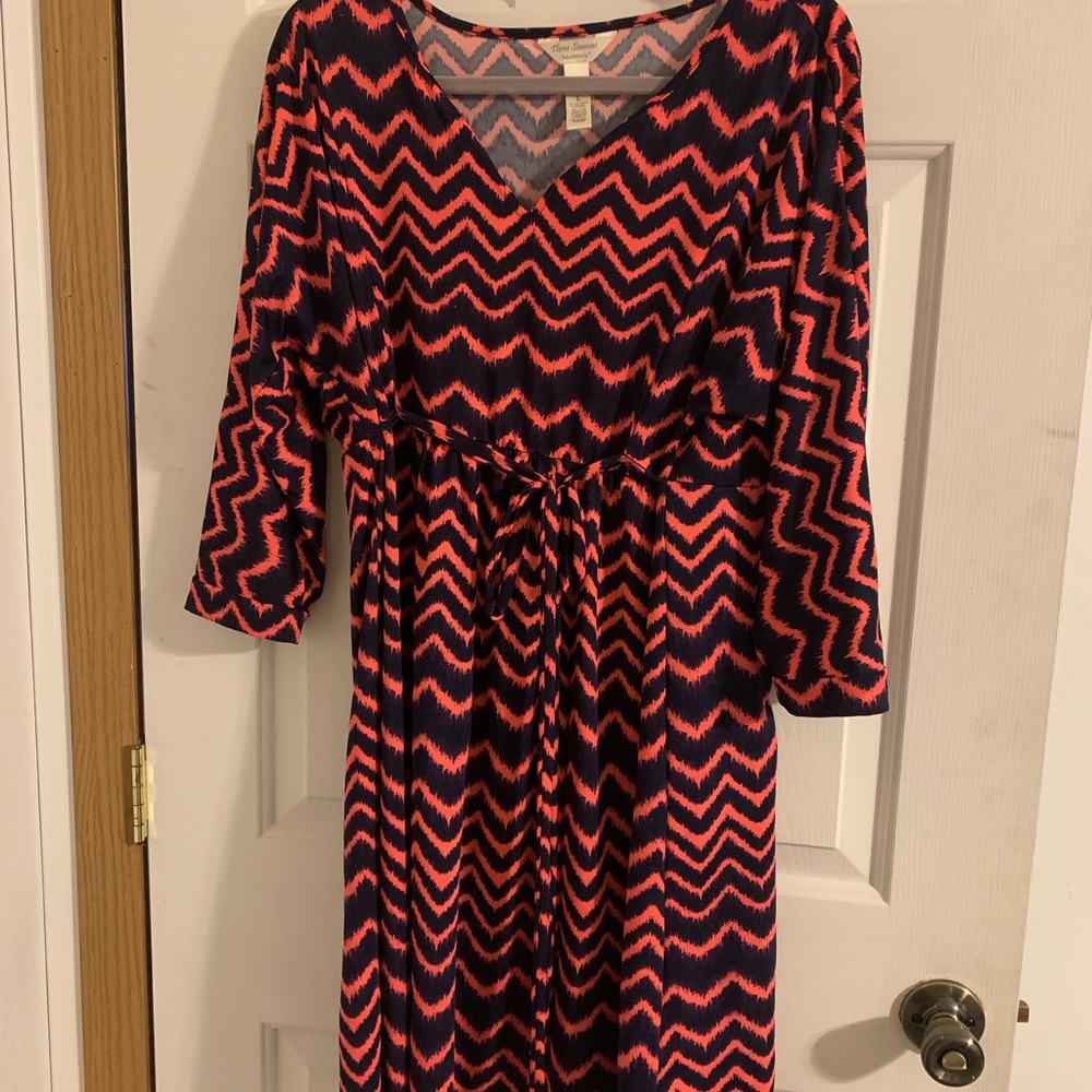 Super cute maternity dress.
